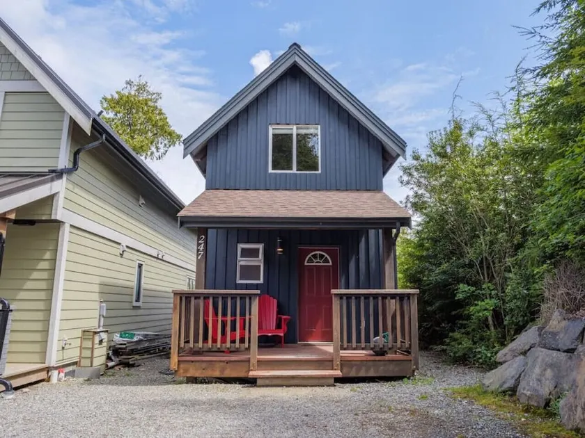 Bear Coast, Cabin with Hot Tub, Patio, and Waterview - Image 1