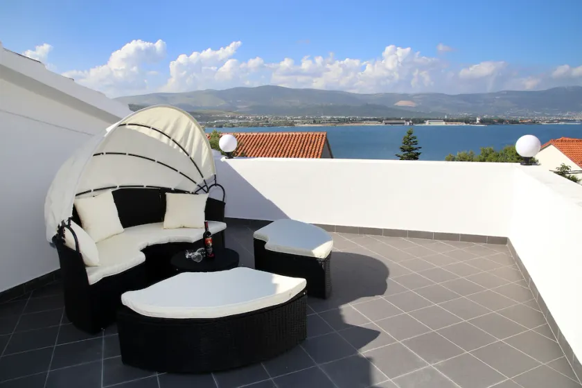 Luxury House with Pool - Image 1