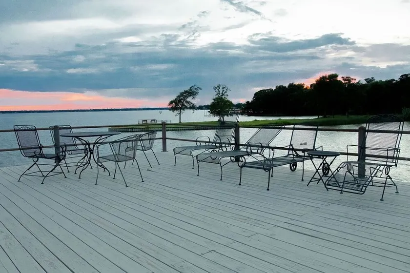 Lakefront lodging that your family will love - Image 1