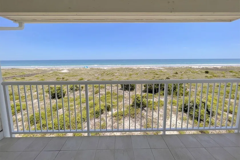 Azure Waves – Ferienwohnung mit 4 Schlafzimmern direkt am Meer, 2 Pools, Tennisplatz und Meerblick - Image 1