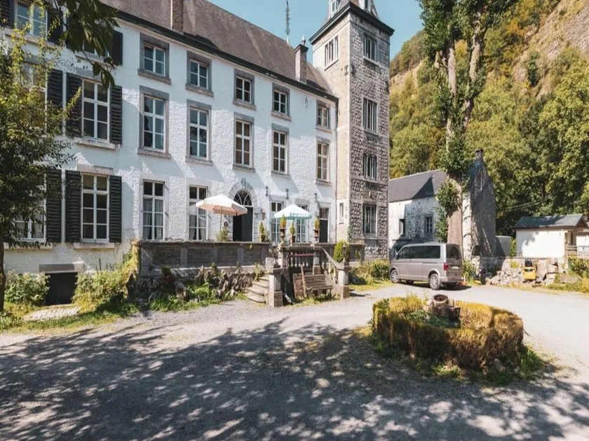 Spacious apartment in a 16th-century castle - Image 1