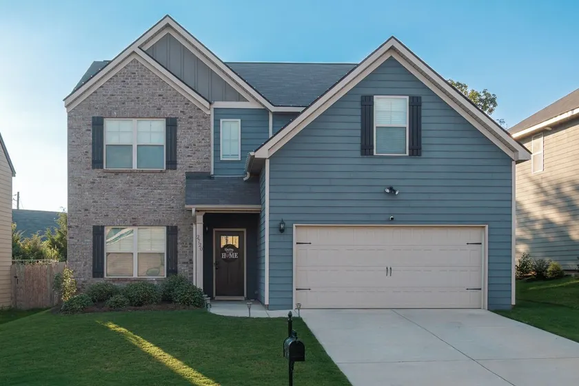 Beautiful spacious house 5 minutes from Tiger Town - Image 1