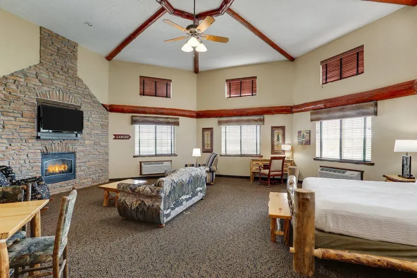 Warm Columbia Retreat Blending Rustic Charm with Modern Amenities - Image 1