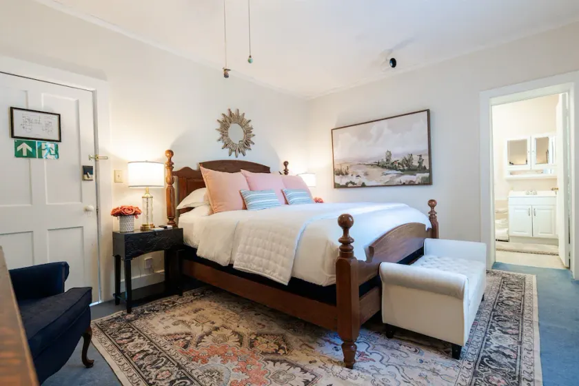 Victorian Inn Bed And Breakfast - Image 1