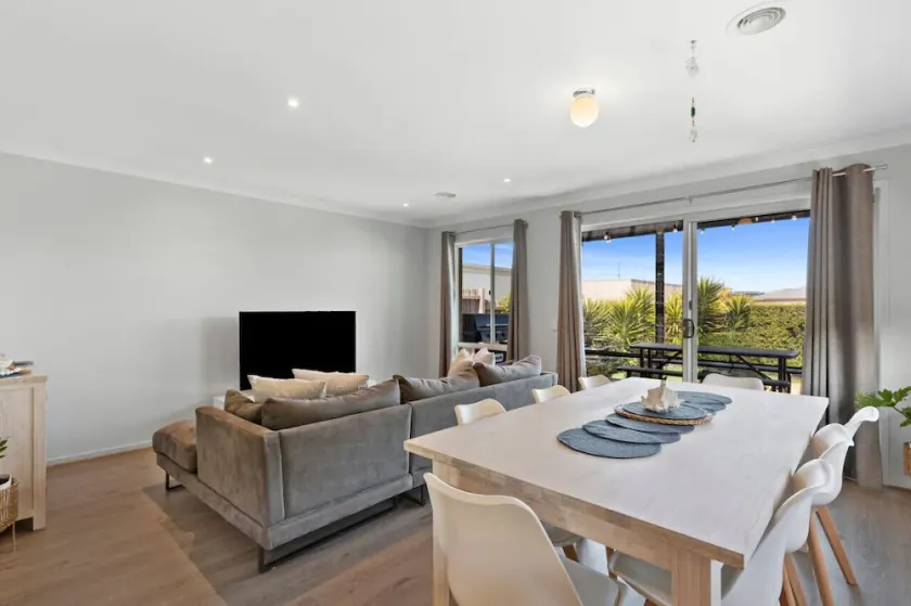 Omega- Family getaway, games room, pets welcome, sleeps 8 - Image 1