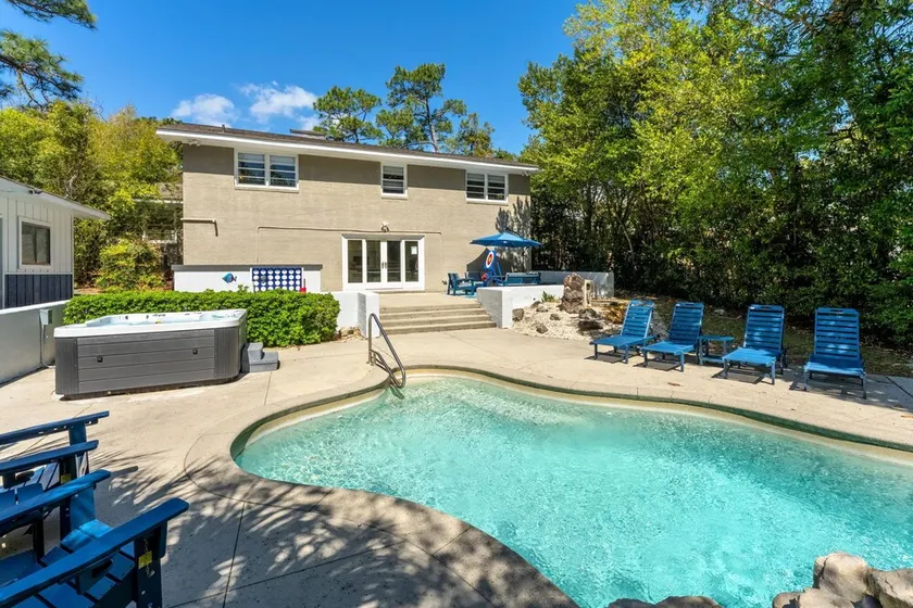 Eden Oasis ~ Hot Tub, Swimming Pool, 2 King Suites, Kids Rooms, PS4, Ping Pong - Image 1