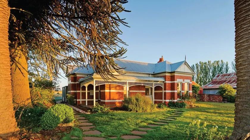 The Royal Standard Farm Daylesford - Image 1