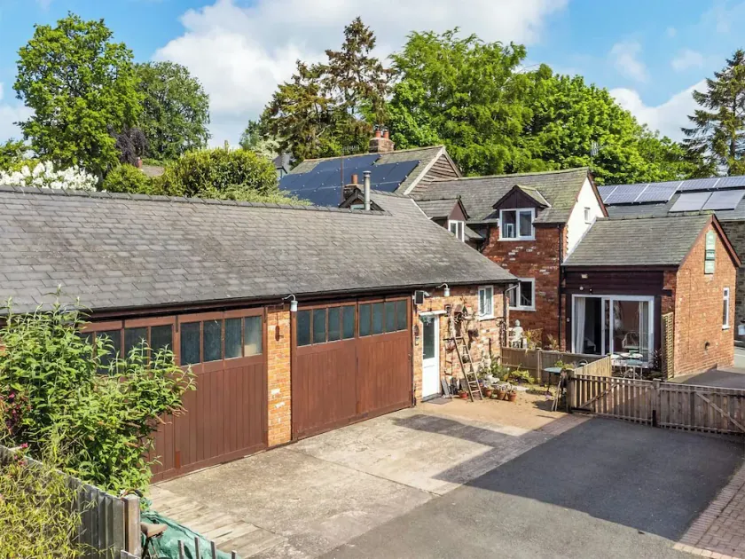 The Coach House- UK45660 - Image 1