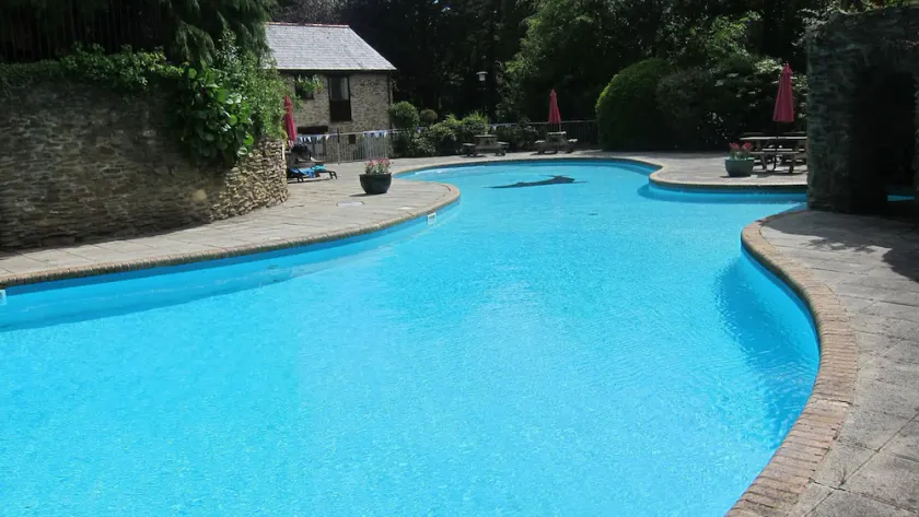 Pretty cottage sleeps 5 in country estate close to beaches with heated pools - Image 1