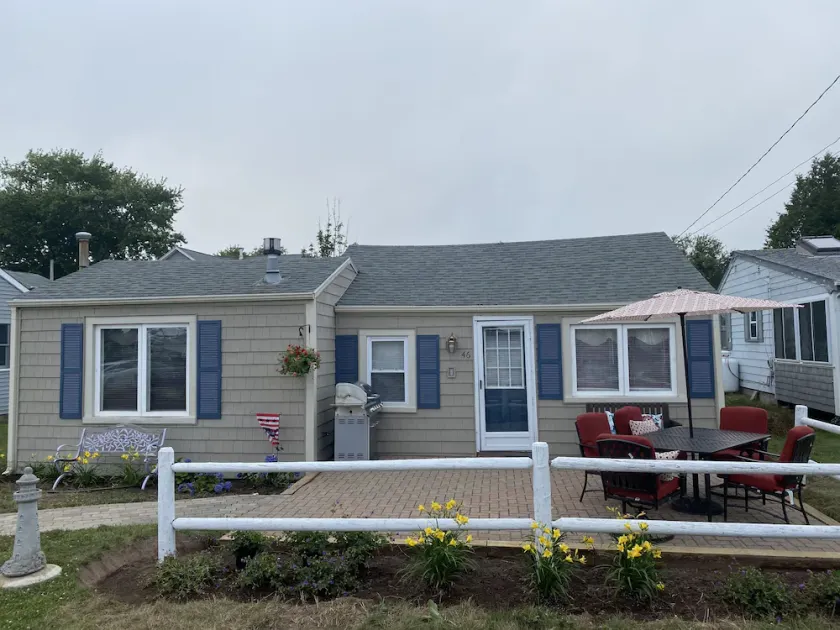 Cottage by the shore  in the  quaint neighborhood of Snug Harbor - Image 1