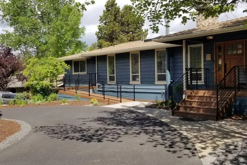 Spacious home near old mill w/pool table & hot tub - Image 1