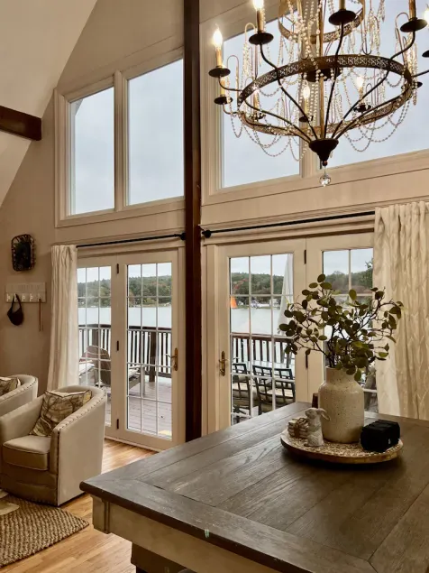 Chic Lakehouse with a gorgeous view - Image 1