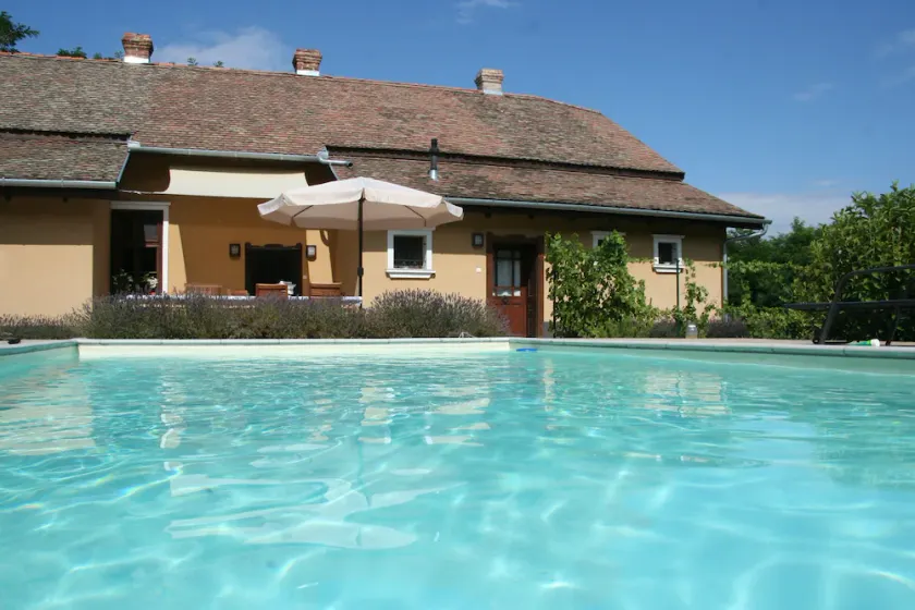 Country house, 8 people. Private parking, swimming pool and large private garden. At Lake Tisza. - Image 1