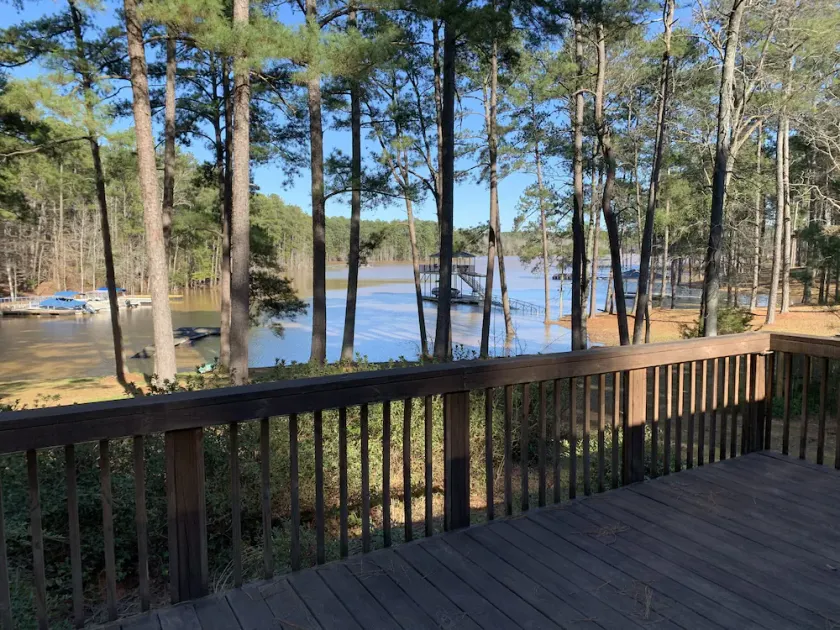 Peaceful Lake Retreat - Image 1