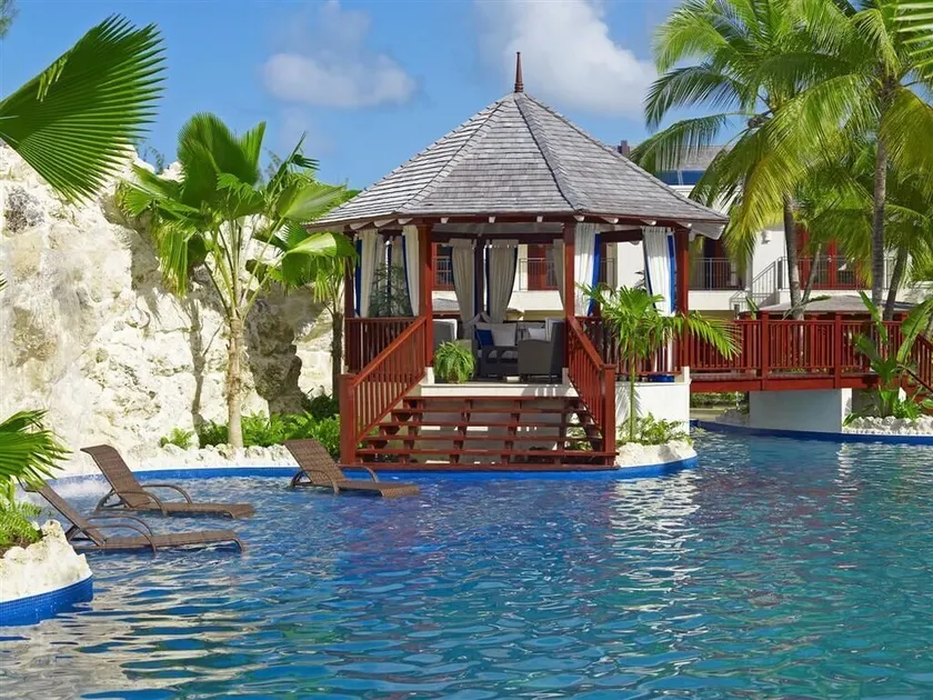 En fantastisk ejendom med en betagende fælles pool og pavillon, gå til stranden - Image 1