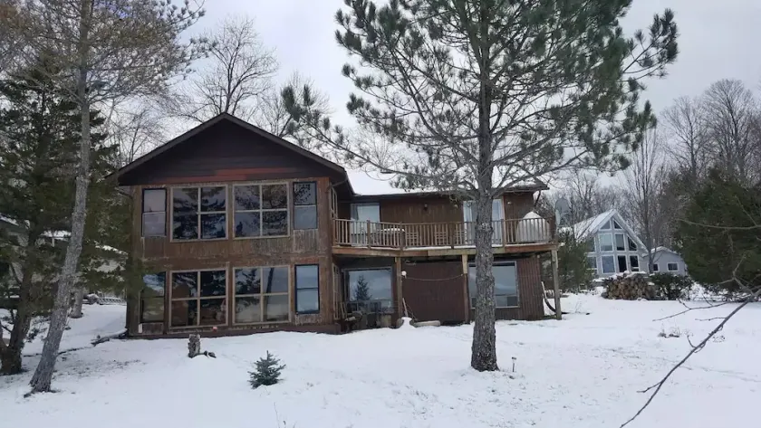 Lakefront cottage on Upper Chemong lake-4 seasons - Image 1