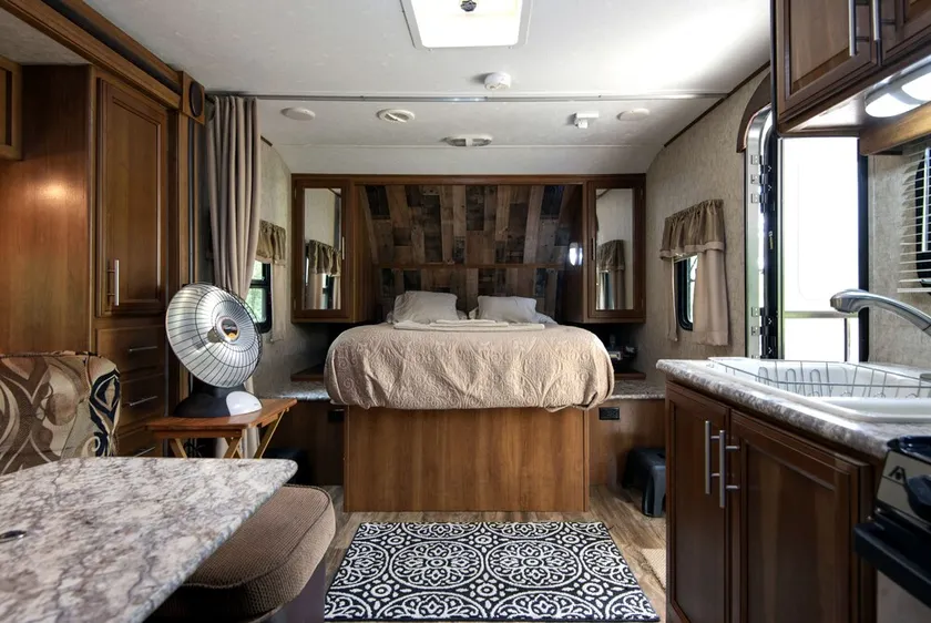 Camping in Nature with modern Amenities - Image 1