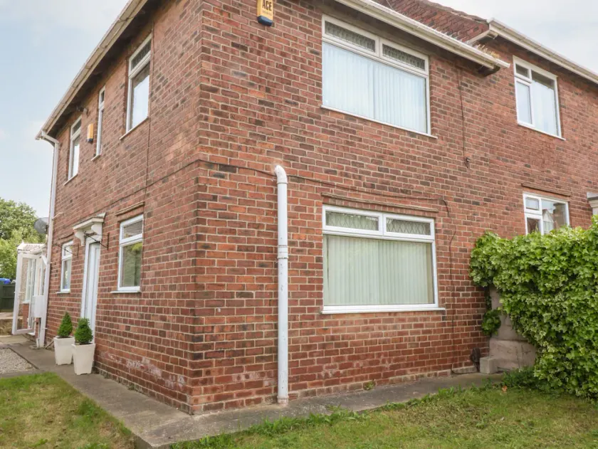 CEDAR COTTAGE, pet friendly, with a garden in Hollingwood - Image 1