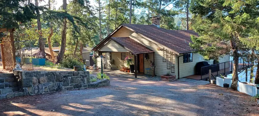 Spacious Waterfront House on North Pender Island - Image 1