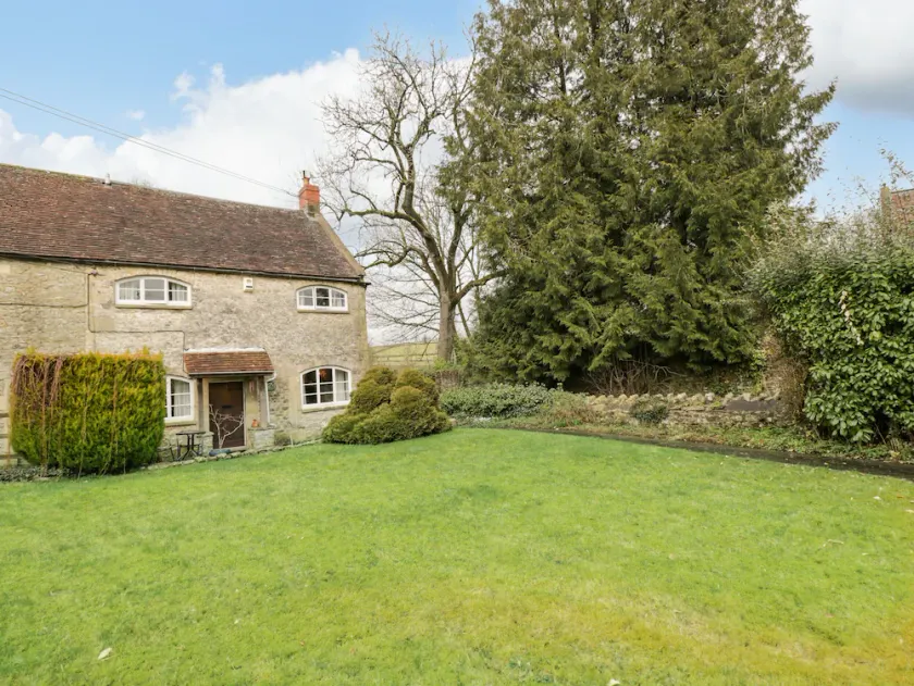 FIELD COTTAGE, pet friendly, with open fire in Shepton Mallet - Image 1