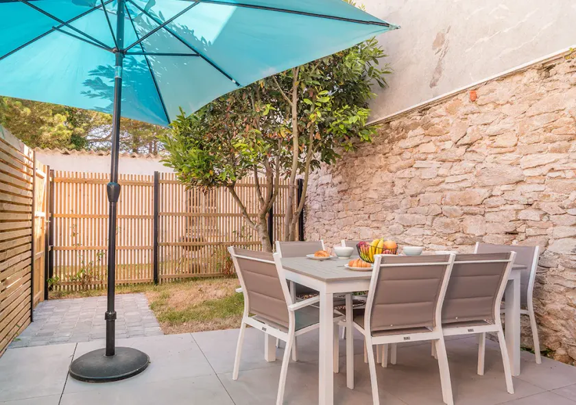Charming Renovated Cottage - Beachfront, 2 Bedrooms, Sleeps 5/6, WiFi - Image 1