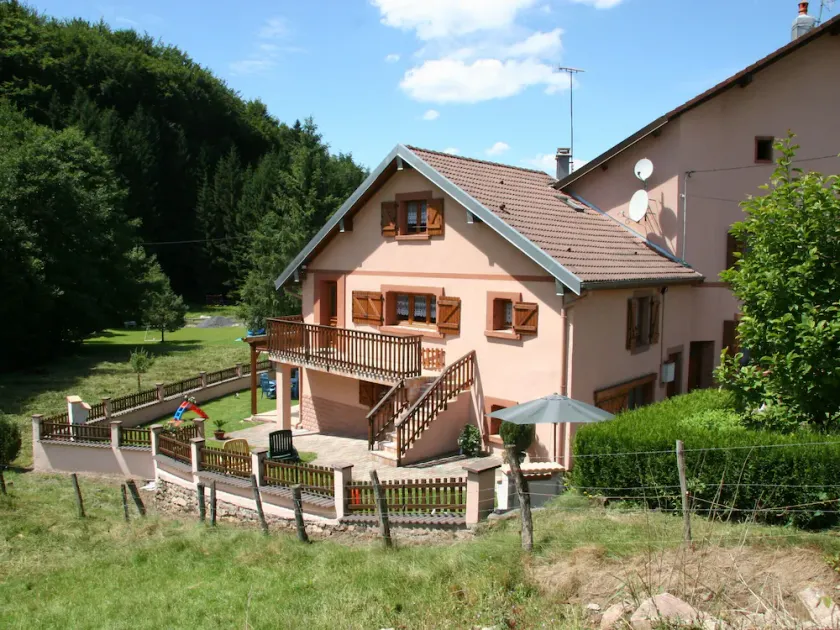 Charming Family Cottage with Private Pool and Easy Access to Hiking Trails - Image 1