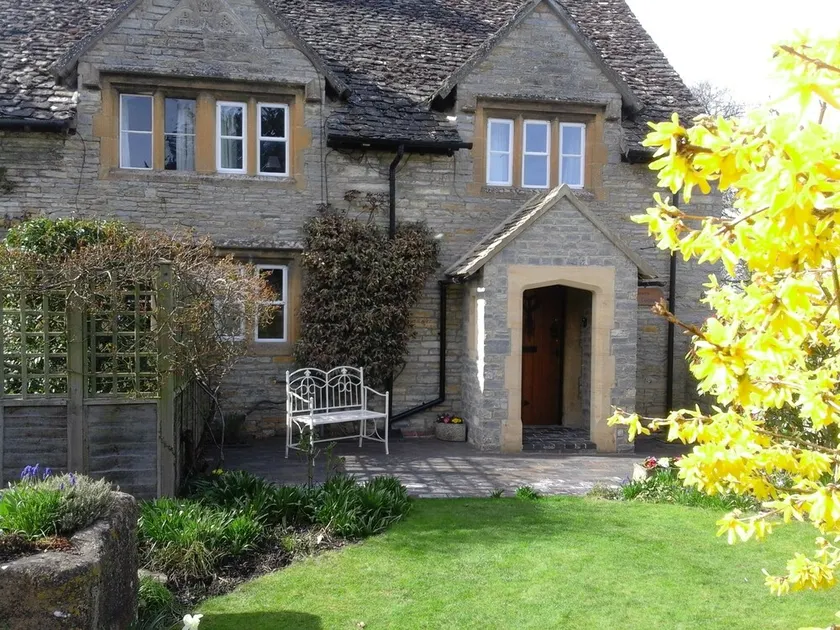 Encantadora casa de Cotswold del siglo XVII en el hermoso pueblo de Bretforton - Image 1