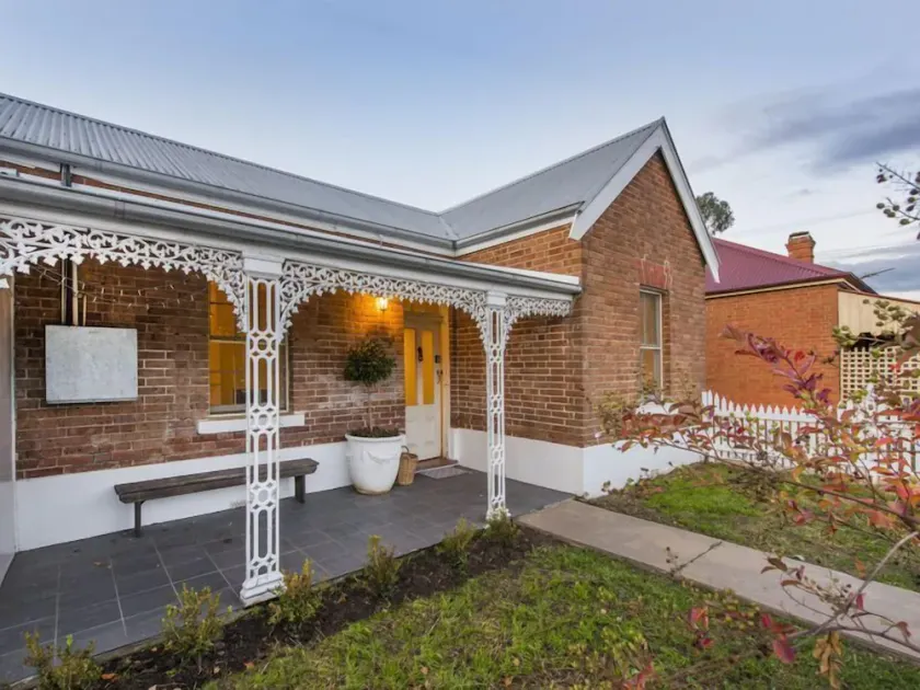 Sleeps 6: King Bed & 2 queen beds, Gladstone Cottage: 5 min walk to town - Image 1