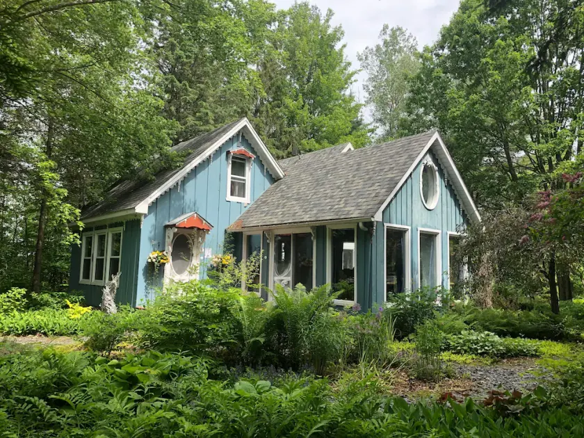 Une Chaleureuse Maison Dans un Jardin sur les Rives D'une Rivière - Image 1