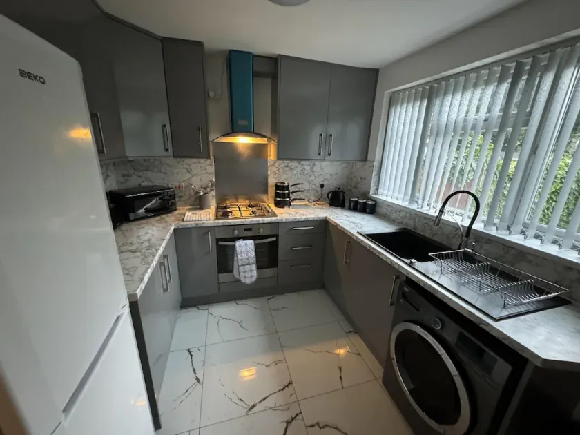 Three bed house in Wolverhampton - Image 1