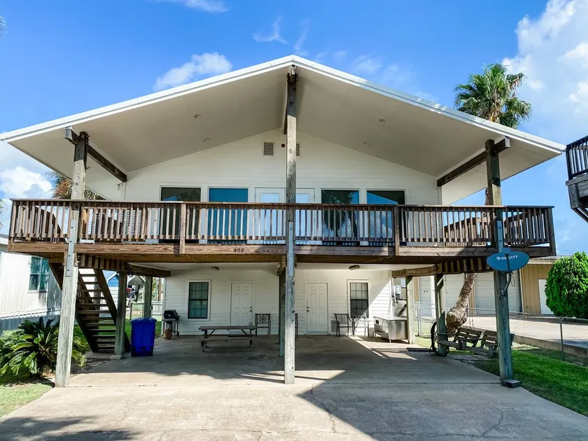 Sunny Family Friendly House 1500 sqft ~ Oversized Covered Deck ~ .5 m to Beach - Image 1