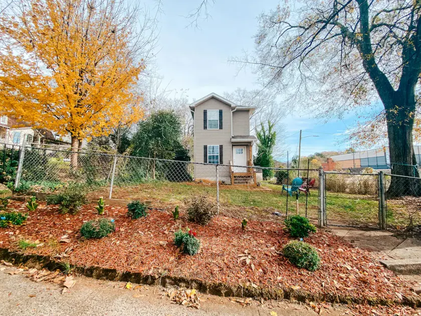 NEW CONSTRUCTION No animals - Image 1