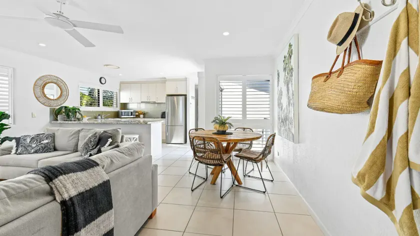 Beautiful unit on the canal at Noosa Sound. Unit 8 - Image 1