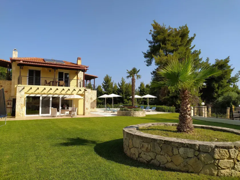 Close to the beach, fantastic sea views, heated private pool - Image 1