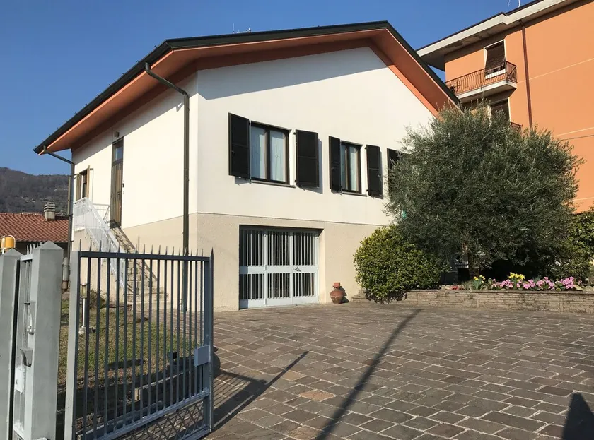 Casa singola per 4 persone, parcheggio privato per 2 auto, 5' in auto da Como. - Image 1