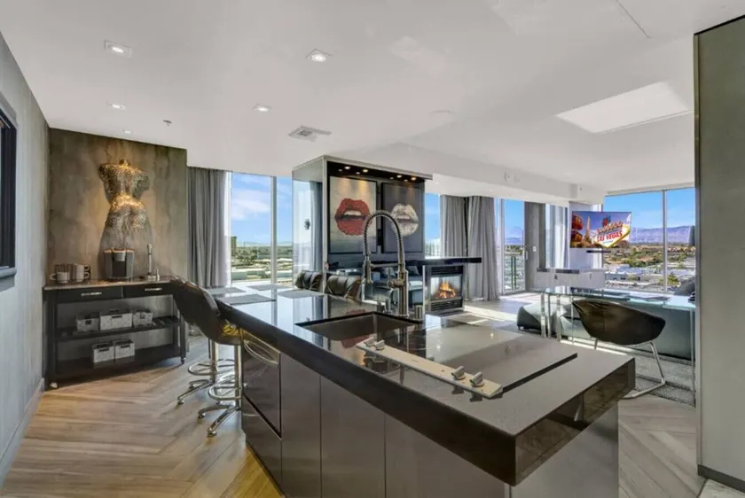 Dream Penthouse at Palms Place - Image 1