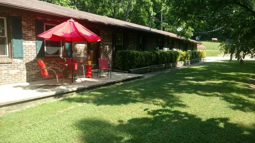 THE HIDEOUT - 4 BEDROOM BRICK HOUSE Tauchen Sie ein in die 70er Jahre und genießen Sie - Image 1