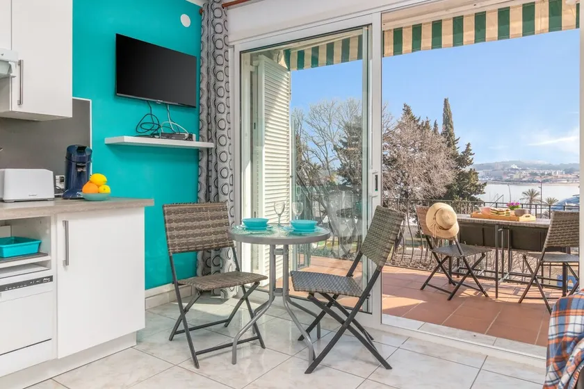 Appartement 'Bella Mar' avec vue sur la mer, terrasse privée et climatisation. - Image 1