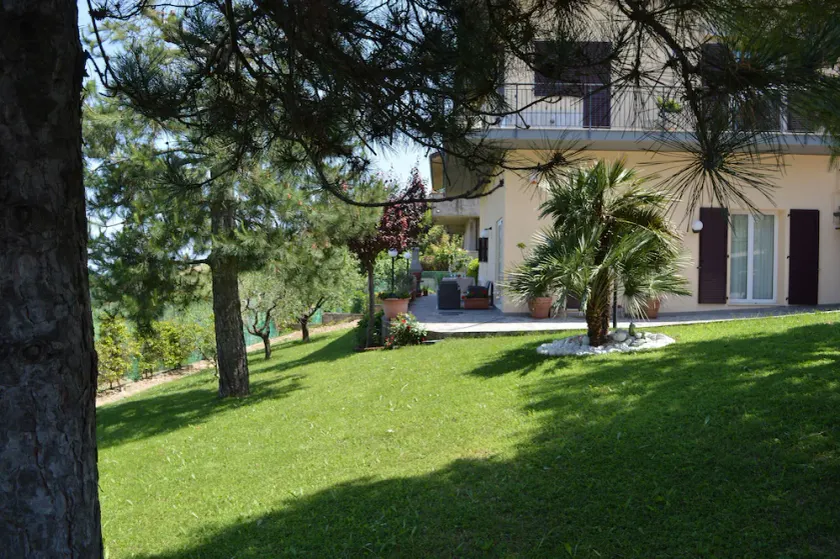 Villa umgeben von den grünen Hügeln der Marken, nur 10 Minuten vom Meer entfernt - Image 1