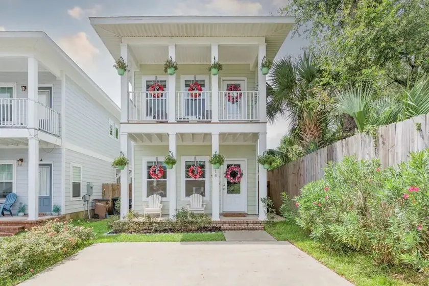 Stylish Downtown Home: steps away from all downtown hotspots - Image 1