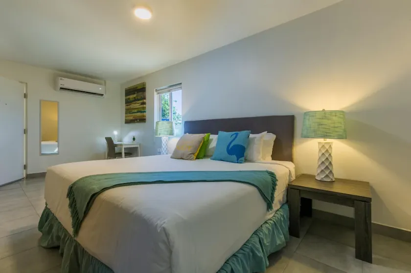 Modern Studio w/ KingBed, Pool, & close to Beaches - Image 1