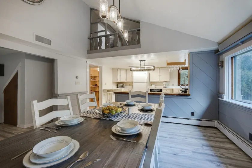 Killington Mountain Home! HotTub & 5 min to Skiing! 3 Bedroom Home by RedAwning - Image 1