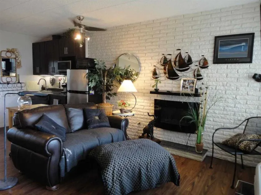 One Bed, With Kitchenette, Bathroom. - Image 1
