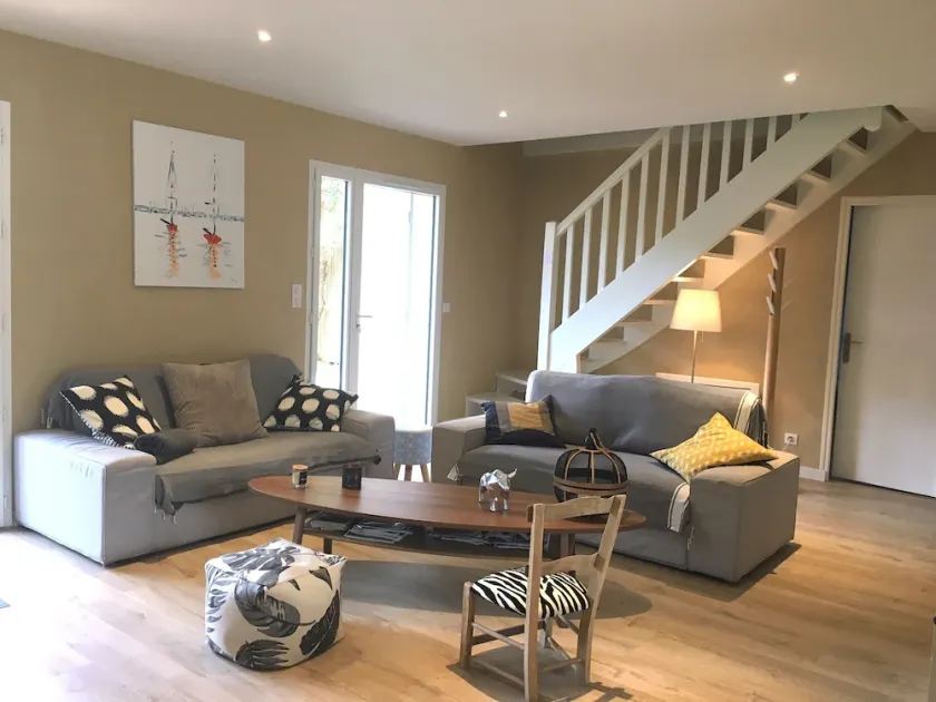 rolig villa nær strandene, havnen og golfbanen med en storslået have - Image 1