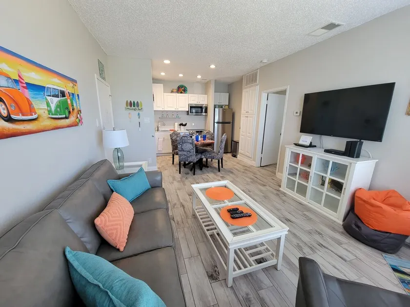Condo 1er étage avec vue sur un étang et une très courte promenade de la plage - Image 1