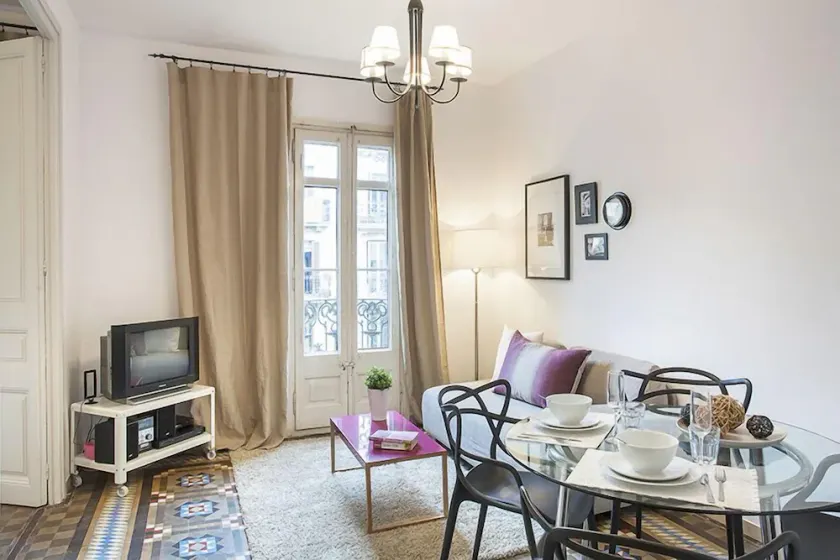 Walk to Gaudi's Buildings - \"ValA\" High Ceilings - Free Luggage Storage Service. - Image 1