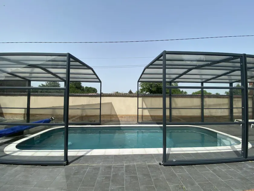 Sommerhus med stor kapacitet med privat, overdækket og opvarmet swimmingpool - Image 1