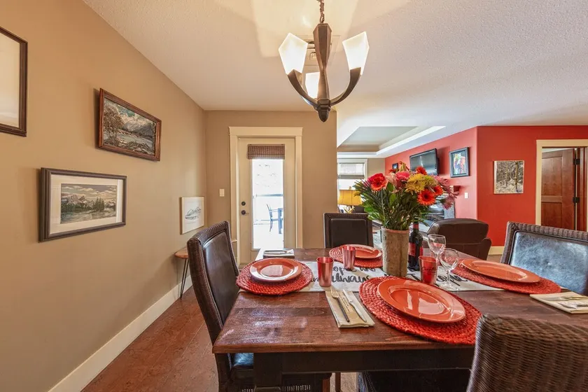 Solara Resort Canmore/ Main Floor Pet-Friendly Corner Suite - Image 1