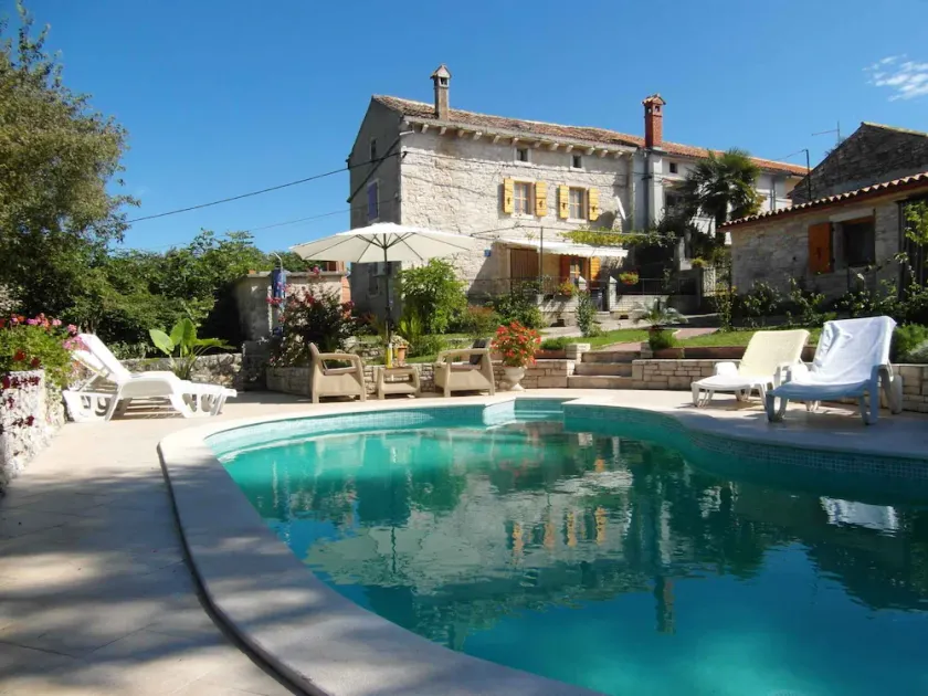 Holiday home with garden and pool - Image 1