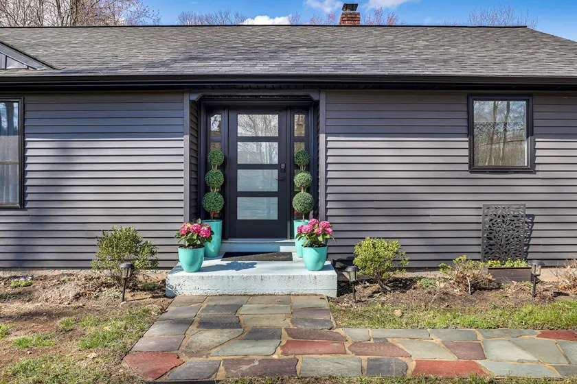 Charming Connecticut Hideaway: Year-round Fun! - Image 1